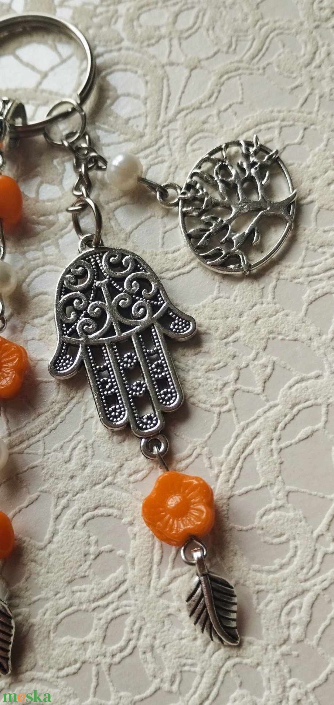 Fatima keze, indiai stílusú kulstartó, táskadísz, naracs-fehér-ezüst színekben - táska & tok - kulcstartó & táskadísz - kulcstartó - Meska.hu Fatima keze, indiai stílusú kulstartó, táskadísz, naracs-fehér-ezüst színekben - táska & tok - kulcstartó & táskadísz - kulcstartó - Meska.hu