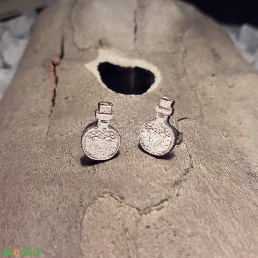 Nyírfából készült, lézergravírozott, kézzel festett, bájitalos üvegcse pontfülbevaló - ékszer - fülbevaló - fülékszer - Meska.hu