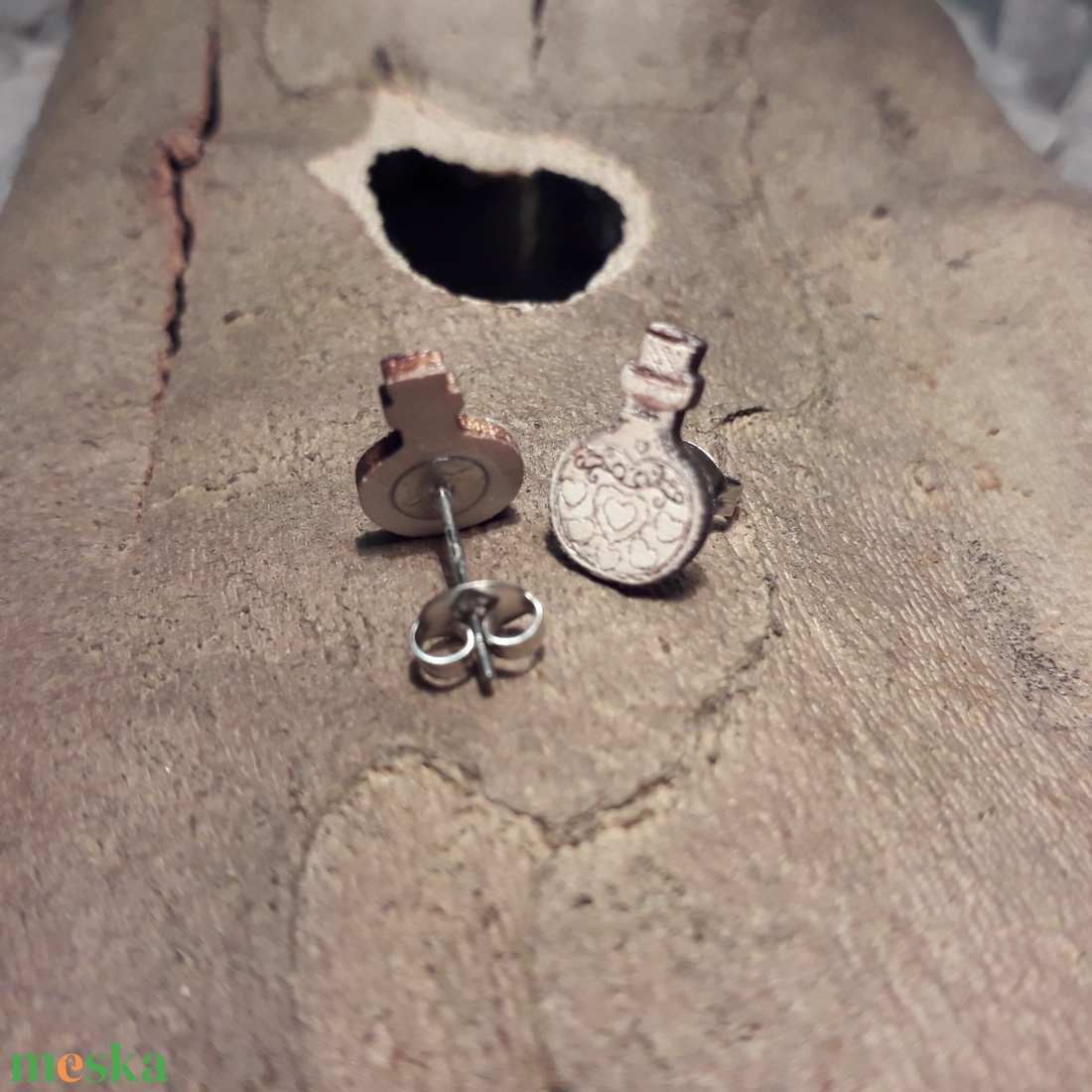 Nyírfából készült, lézergravírozott, kézzel festett, bájitalos üvegcse pontfülbevaló - ékszer - fülbevaló - fülékszer - Meska.hu