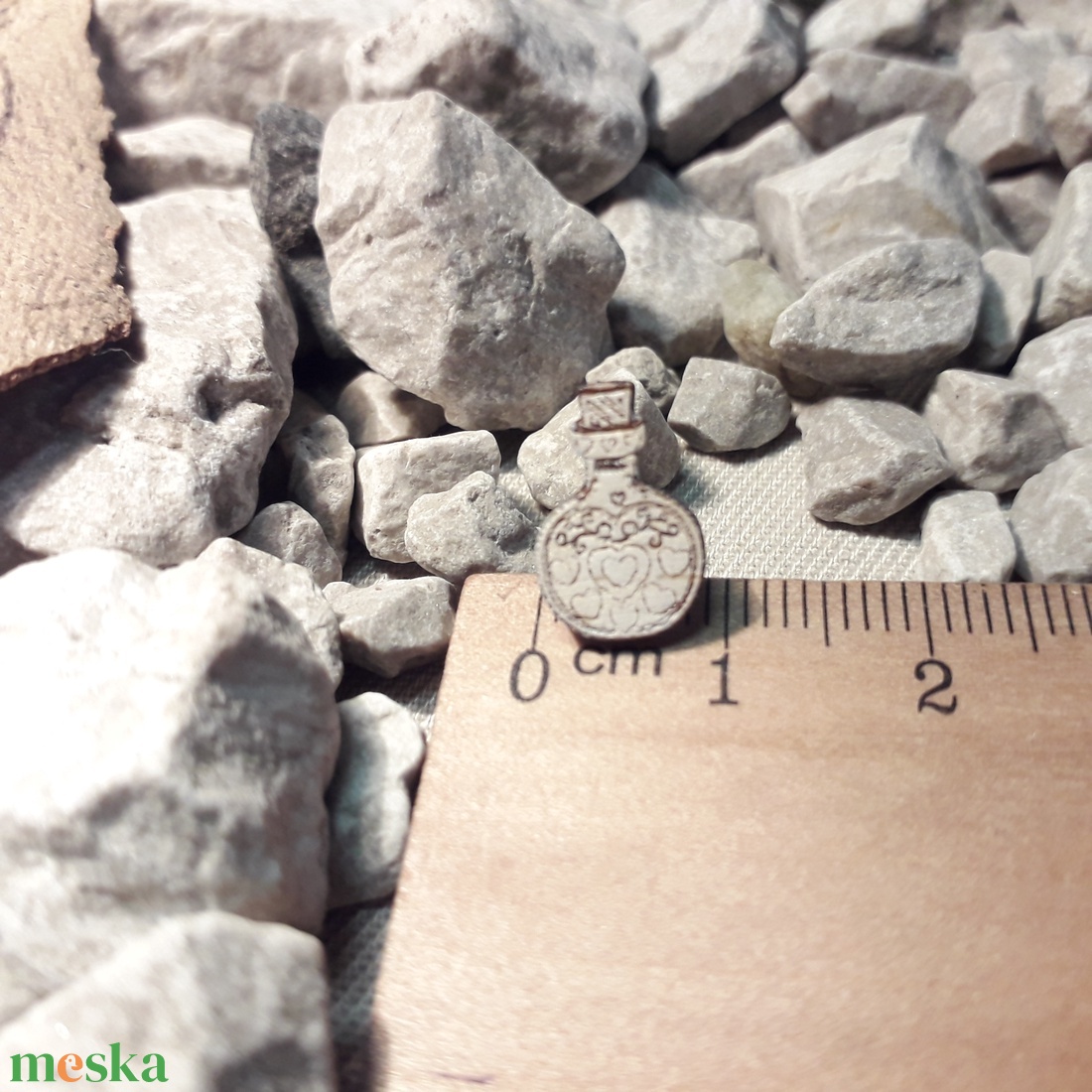 Nyírfából készült, lézergravírozott, kézzel festett, bájitalos üvegcse pontfülbevaló - ékszer - fülbevaló - fülékszer - Meska.hu