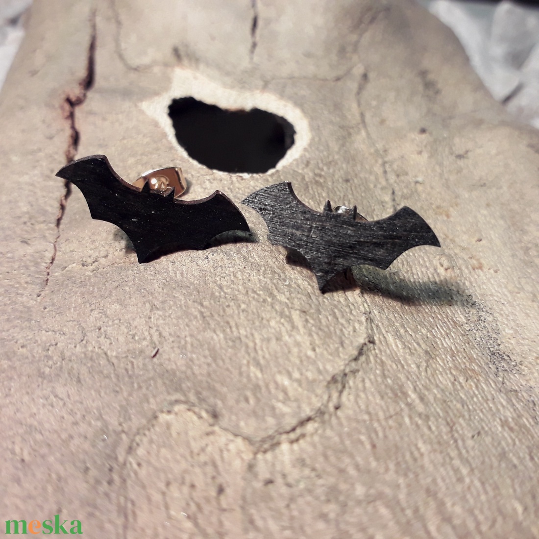 Nyírfából készült, kézzel festett, denevéres pontfülbevaló - ékszer - fülbevaló - fülékszer - Meska.hu