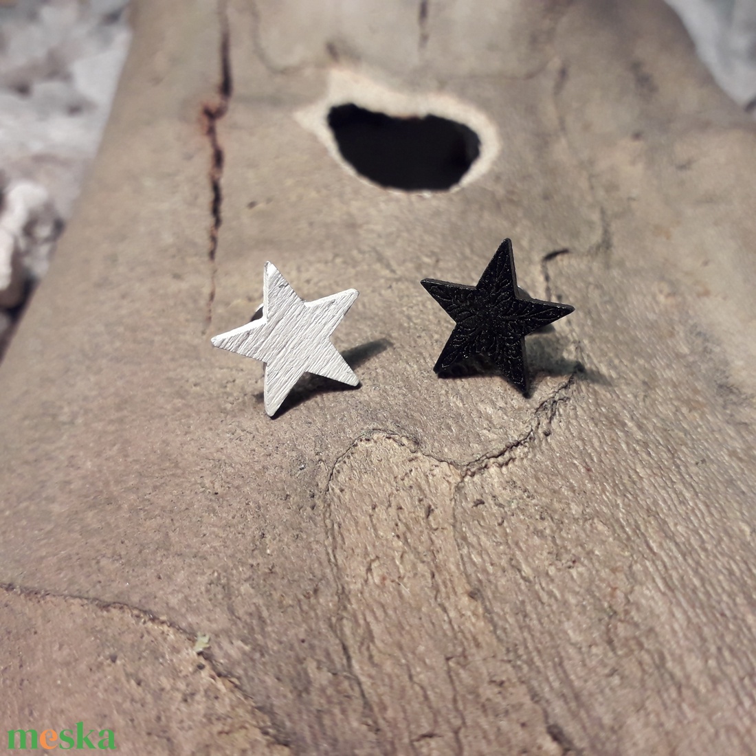 Nyírfából készült, kézzel festett, fekete-fehér csillagos pontfülbevaló - ékszer - fülbevaló - fülékszer - Meska.hu