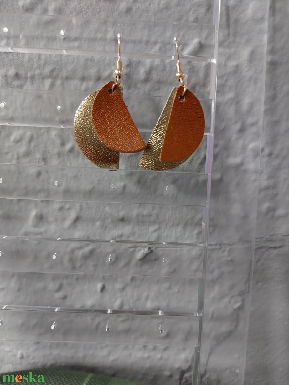 Könnyed bőr fülbevaló varázslatos arany csillogással - ékszer - fülbevaló - lógó fülbevaló - Meska.hu