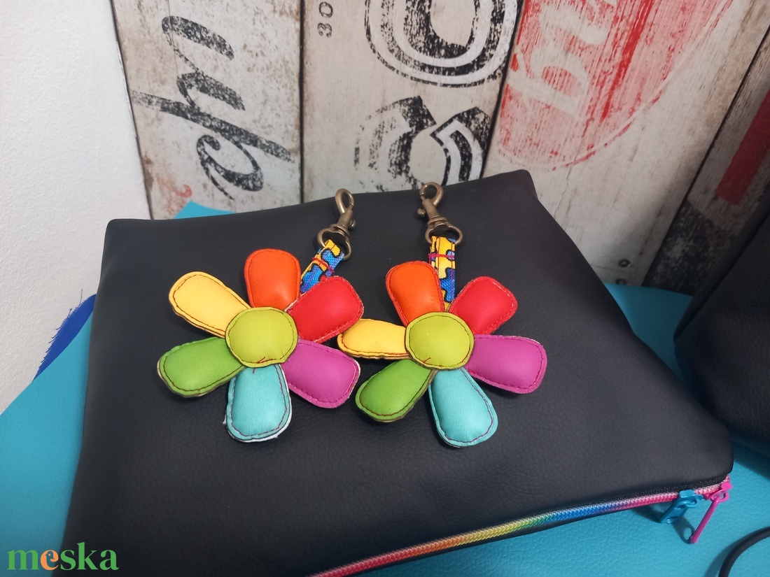 Virágos kulcstartó  táska dísz Anyák napjára  - táska & tok - kulcstartó & táskadísz - kulcstartó - Meska.hu