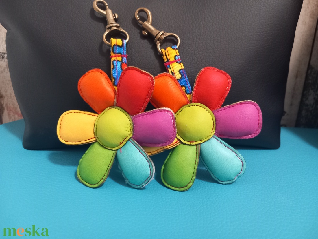 Virágos kulcstartó  táska dísz Anyák napjára  - táska & tok - kulcstartó & táskadísz - kulcstartó - Meska.hu
