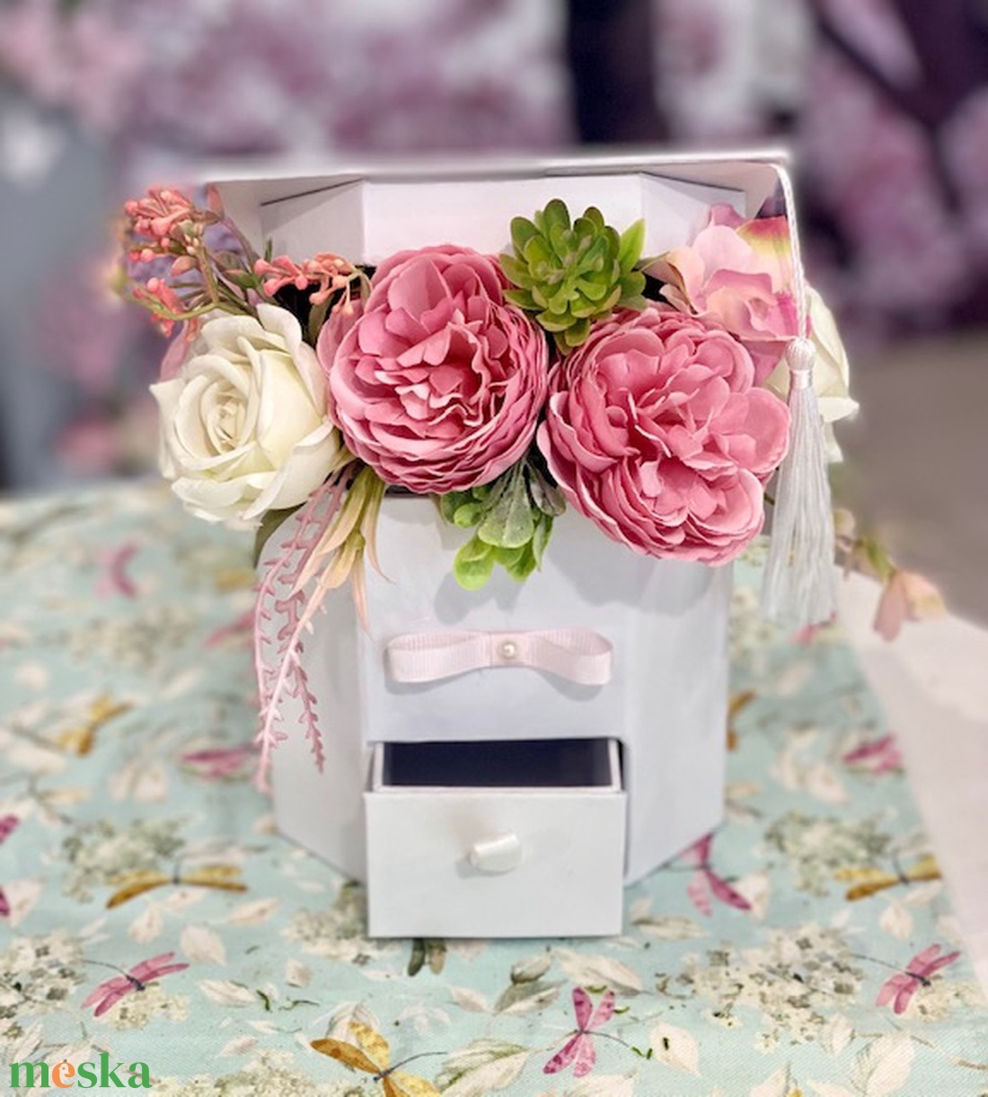 Fehér kalapos ballagási doboz - pénzátadó fiókkal - otthon & életmód - dekoráció - virágdísz és tartó - virágbox, virágdoboz - Meska.hu