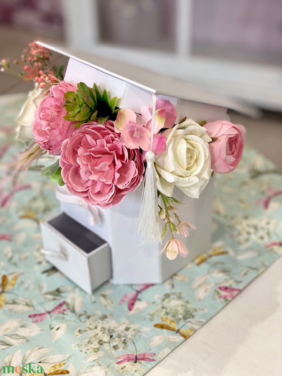 Fehér kalapos ballagási doboz - pénzátadó fiókkal - otthon & életmód - dekoráció - virágdísz és tartó - virágbox, virágdoboz - Meska.hu