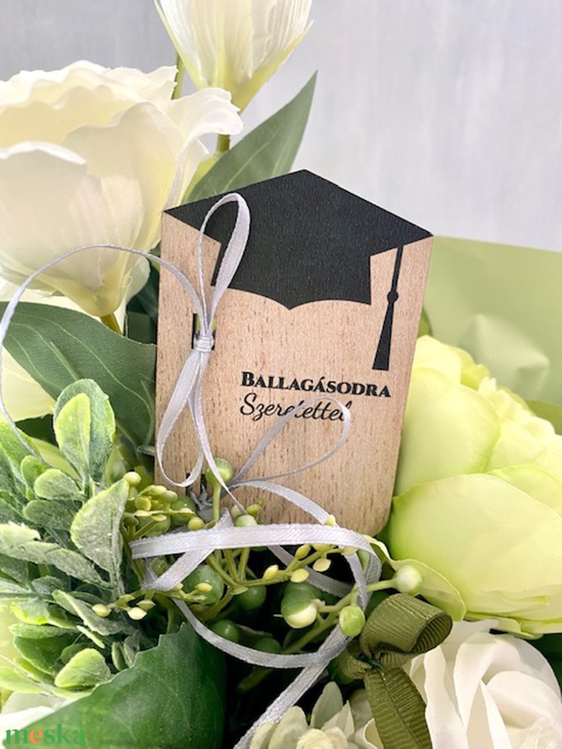 Élethű lizianthusos zöld ballagási csokor - otthon & életmód - dekoráció - virágdísz és tartó - csokor & virágdísz - Meska.hu