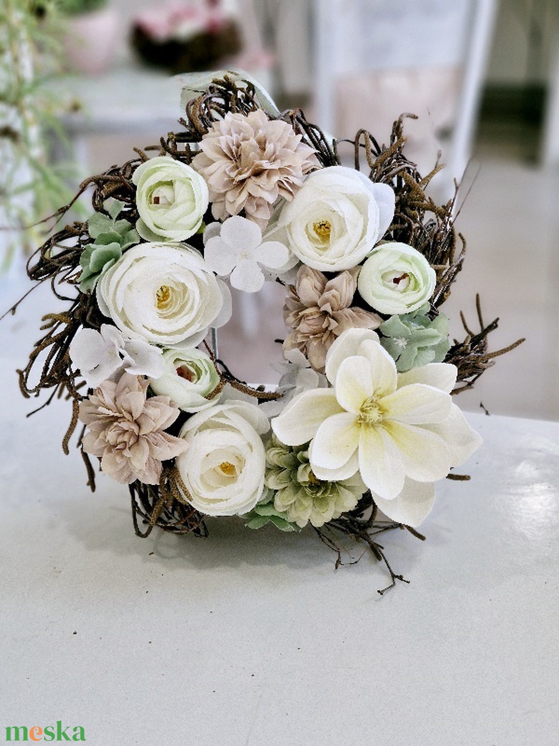 Fehér magnóliás tavaszi ajtódísz barna virágokkal - otthon & életmód - dekoráció - ajtó- és ablak dekoráció - ajtódísz & kopogtató - Meska.hu