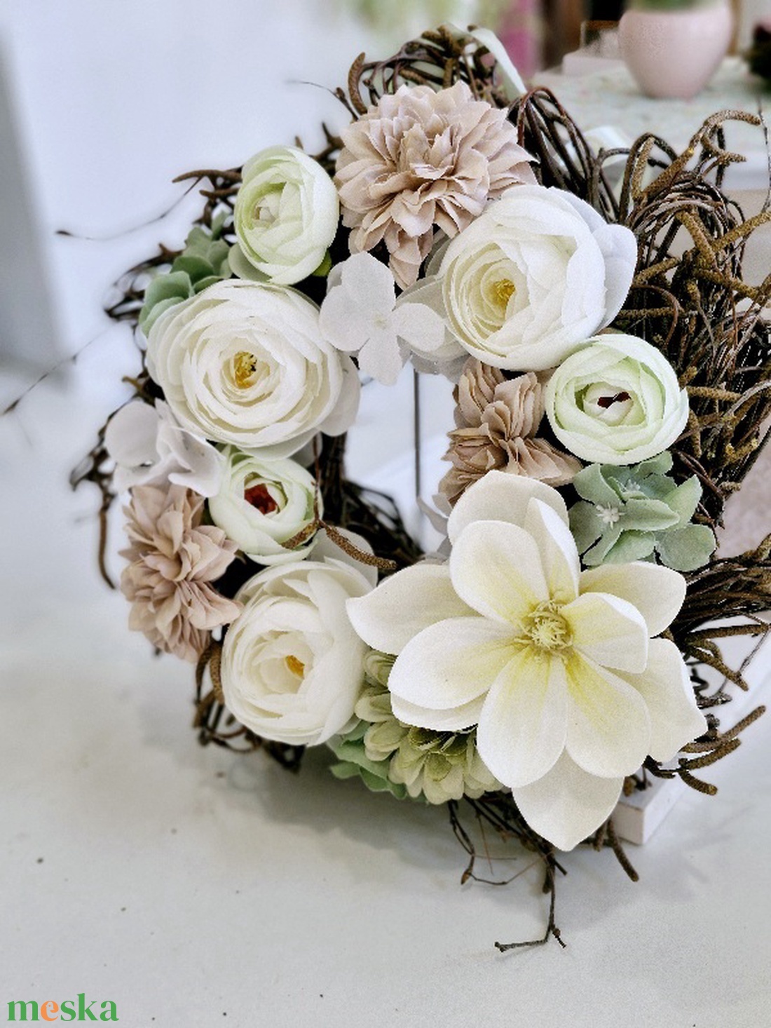 Fehér magnóliás tavaszi ajtódísz barna virágokkal - otthon & életmód - dekoráció - ajtó- és ablak dekoráció - ajtódísz & kopogtató - Meska.hu