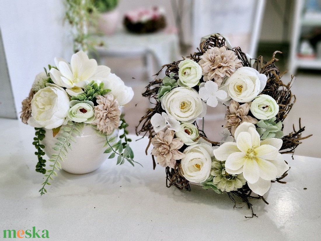 Fehér magnóliás tavaszi ajtódísz barna virágokkal - otthon & életmód - dekoráció - ajtó- és ablak dekoráció - ajtódísz & kopogtató - Meska.hu