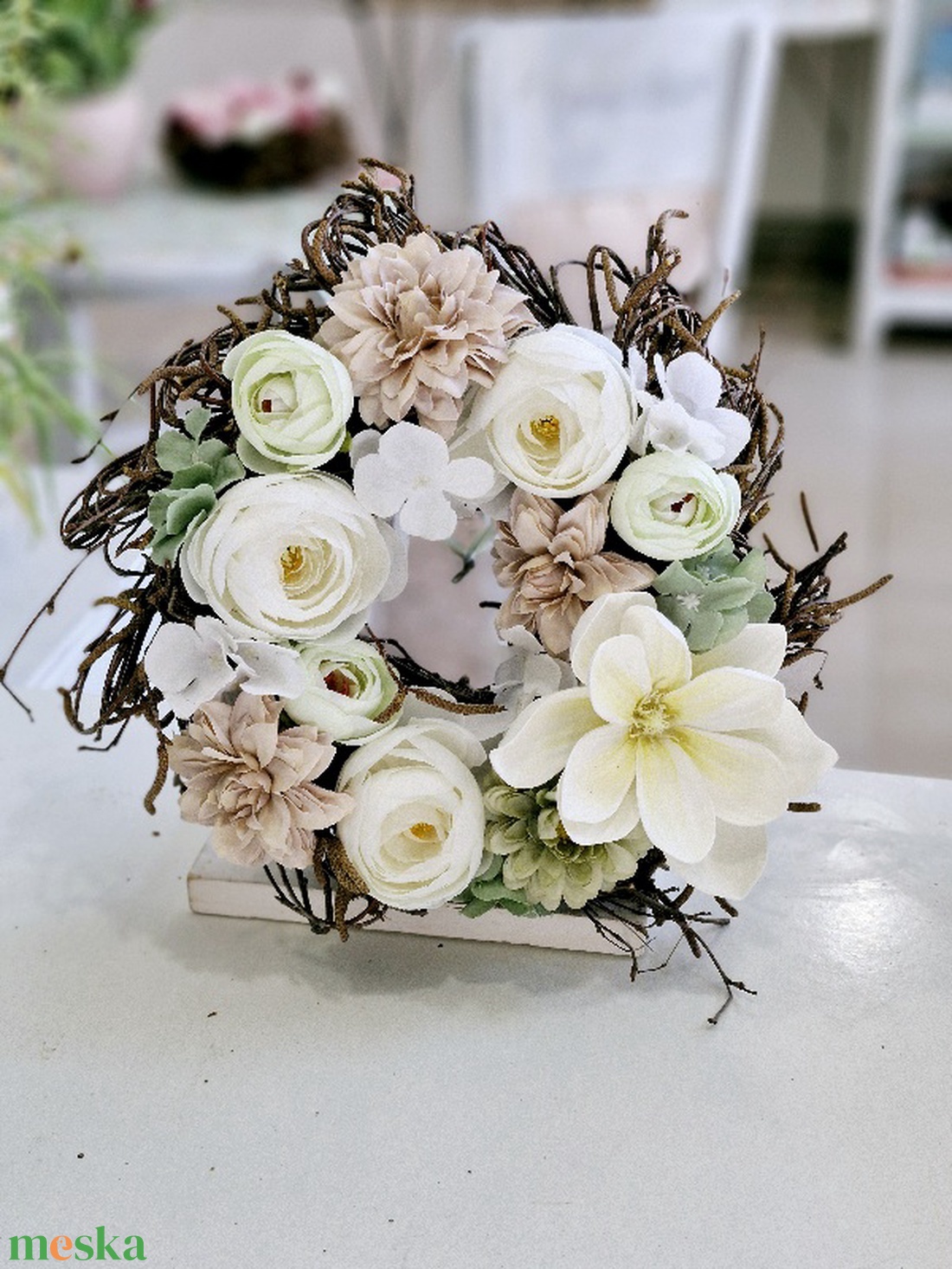 Fehér magnóliás tavaszi ajtódísz barna virágokkal - otthon & életmód - dekoráció - ajtó- és ablak dekoráció - ajtódísz & kopogtató - Meska.hu