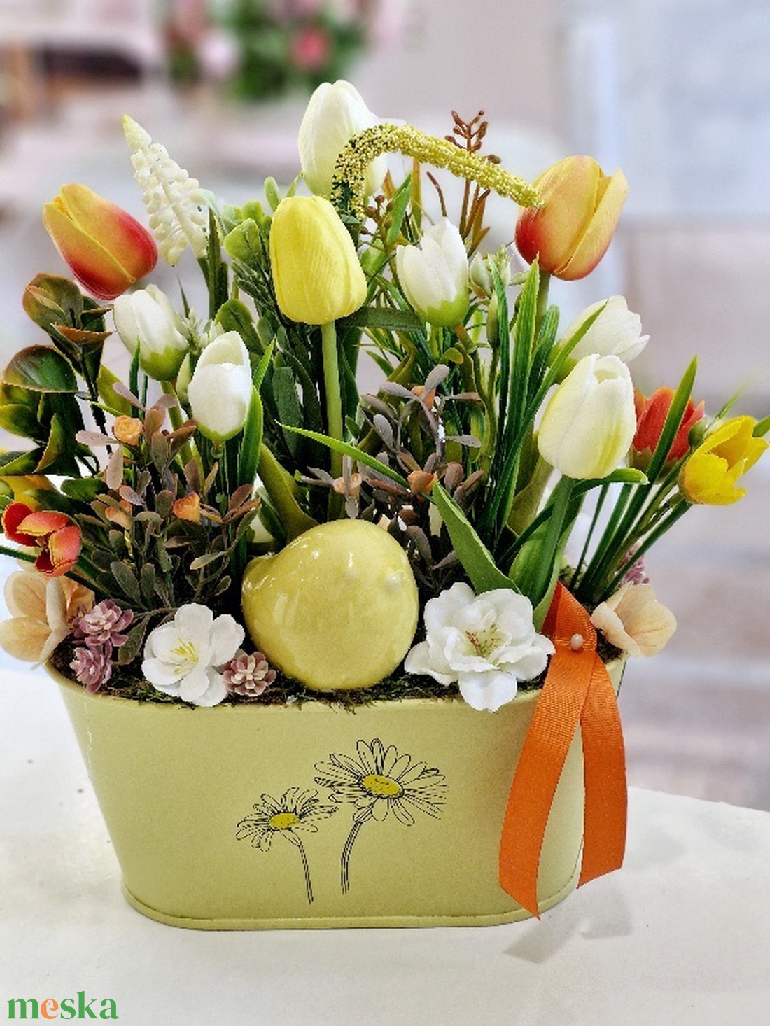 Sárga bádogtál tavaszi asztaldísz  - otthon & életmód - dekoráció - asztal és polc dekoráció - asztaldísz - Meska.hu