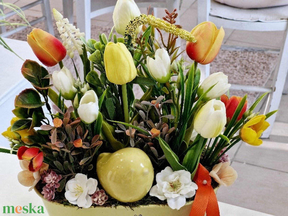 Sárga bádogtál tavaszi asztaldísz  - otthon & életmód - dekoráció - asztal és polc dekoráció - asztaldísz - Meska.hu