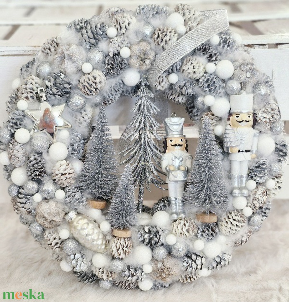 Elegáns ezüst Diótörő karácsonyi ajtódísz - karácsony - karácsonyi lakásdekoráció - karácsonyi ajtódíszek - Meska.hu