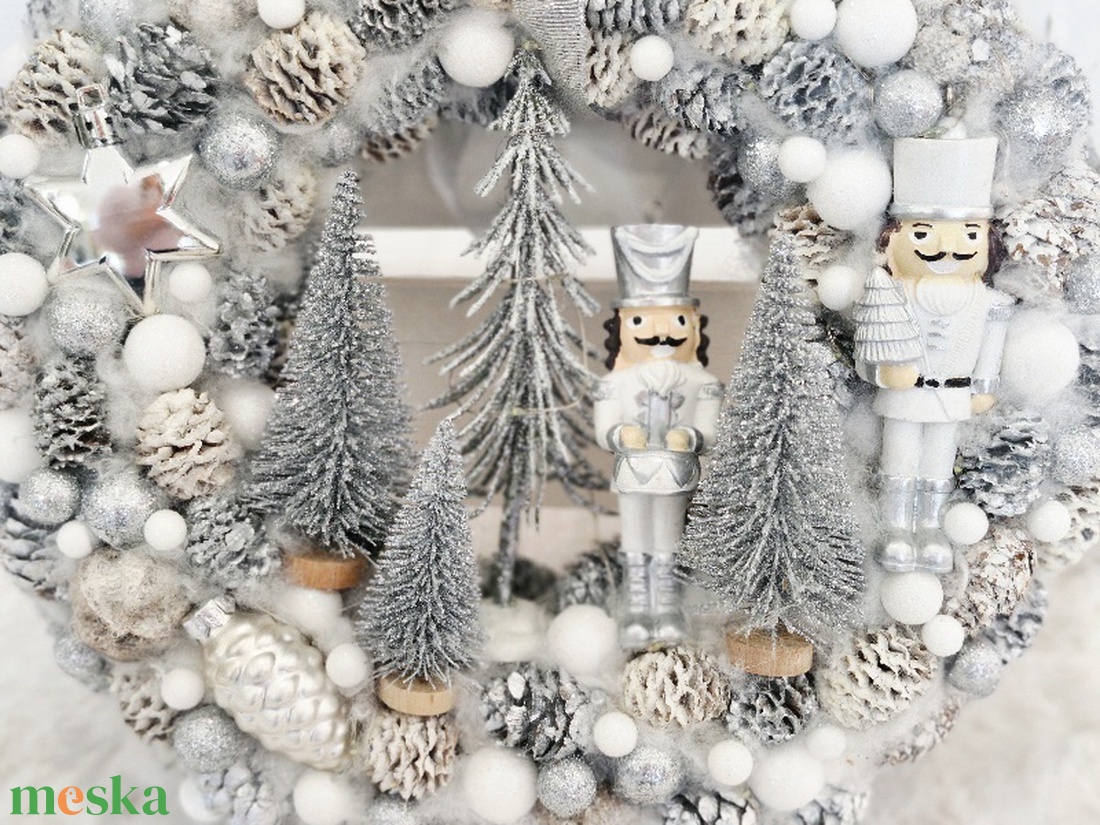 Elegáns ezüst Diótörő karácsonyi ajtódísz - karácsony - karácsonyi lakásdekoráció - karácsonyi ajtódíszek - Meska.hu