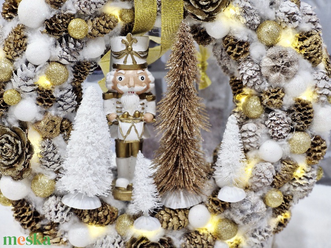 Elegáns, arany Diótörő karácsonyi ajtódísz - karácsony - karácsonyi lakásdekoráció - karácsonyi ajtódíszek - Meska.hu