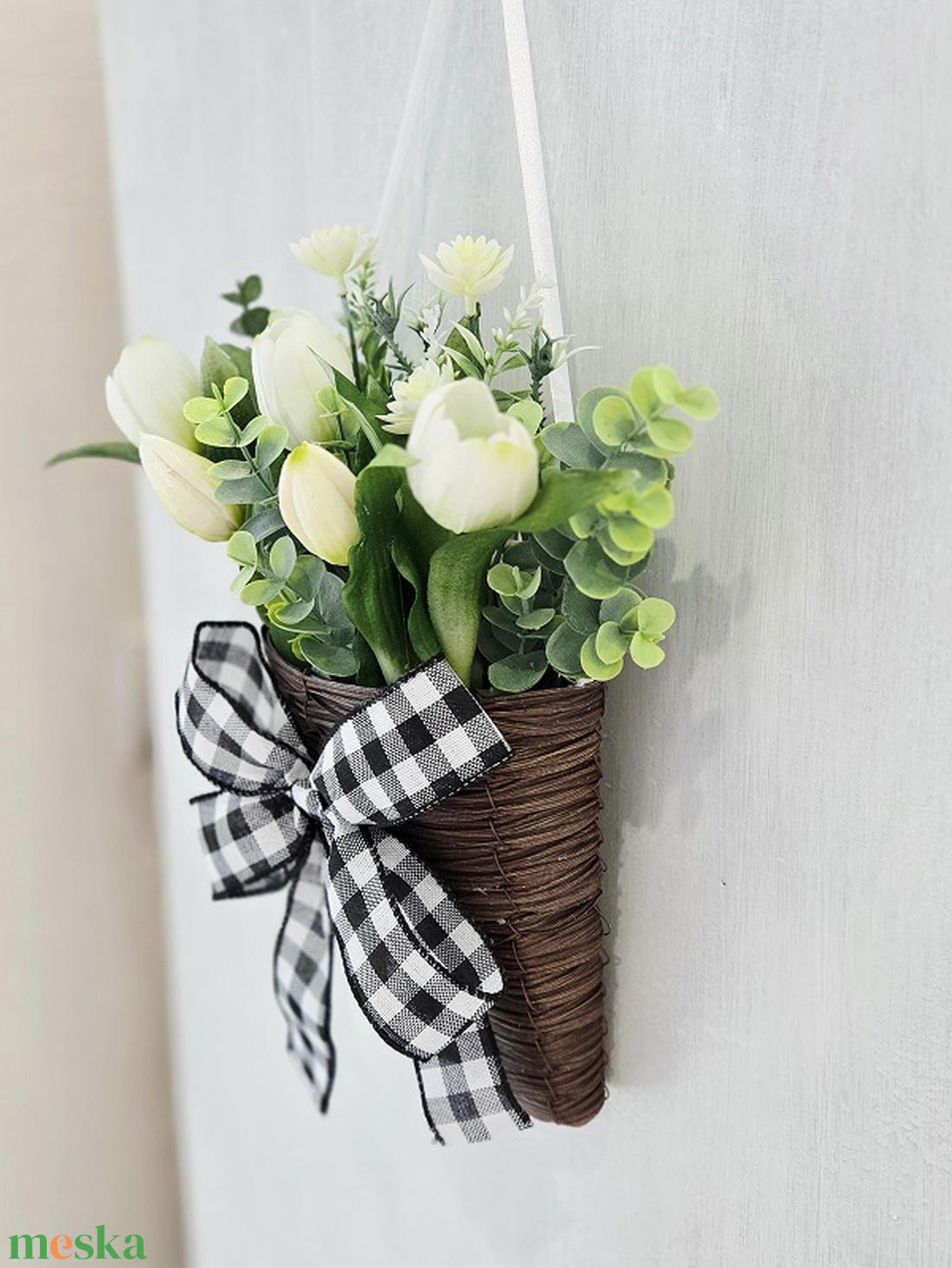 Kosaras fehér tulipános tavaszi ajtódísz  - otthon & életmód - dekoráció - ajtó- és ablak dekoráció - ajtódísz & kopogtató - Meska.hu