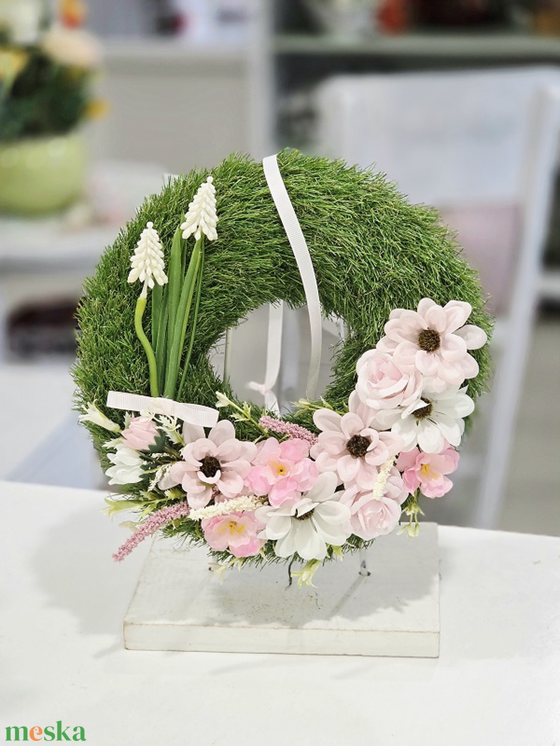 Műfüves gyöngyikés tavaszi ajtódísz  - otthon & életmód - dekoráció - ajtó- és ablak dekoráció - ajtódísz & kopogtató - Meska.hu