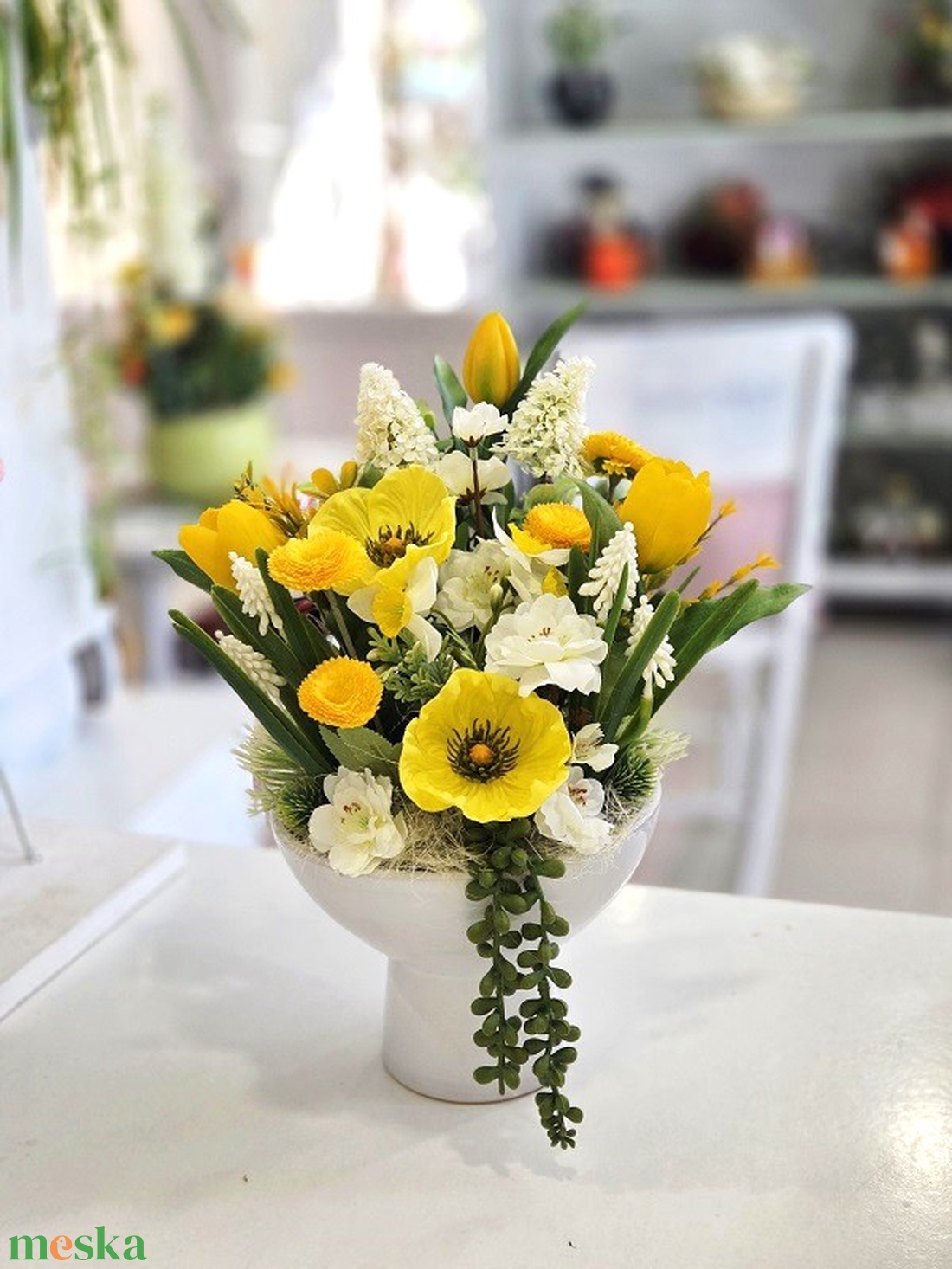 Fehér talpas citromsárga tavaszi asztaldísz  - otthon & életmód - dekoráció - asztal és polc dekoráció - asztaldísz - Meska.hu