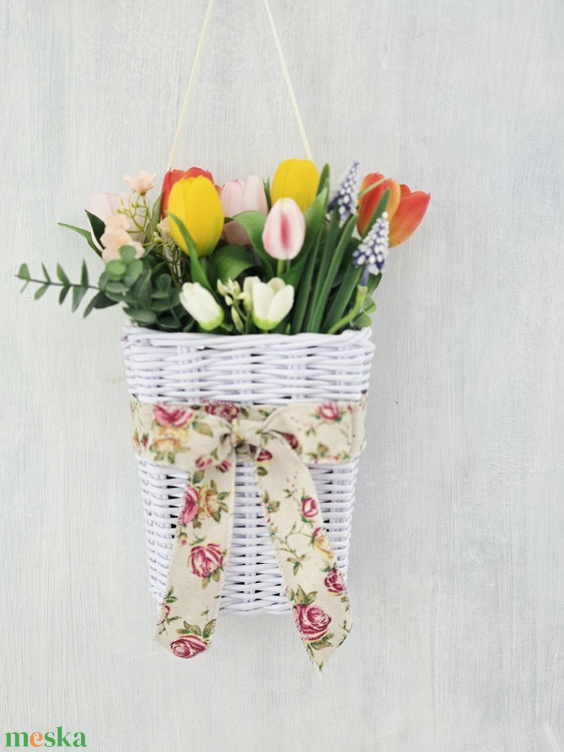 Fehér kosaras színes tavaszi ajtódísz  - otthon & életmód - dekoráció - ajtó- és ablak dekoráció - ajtódísz & kopogtató - Meska.hu