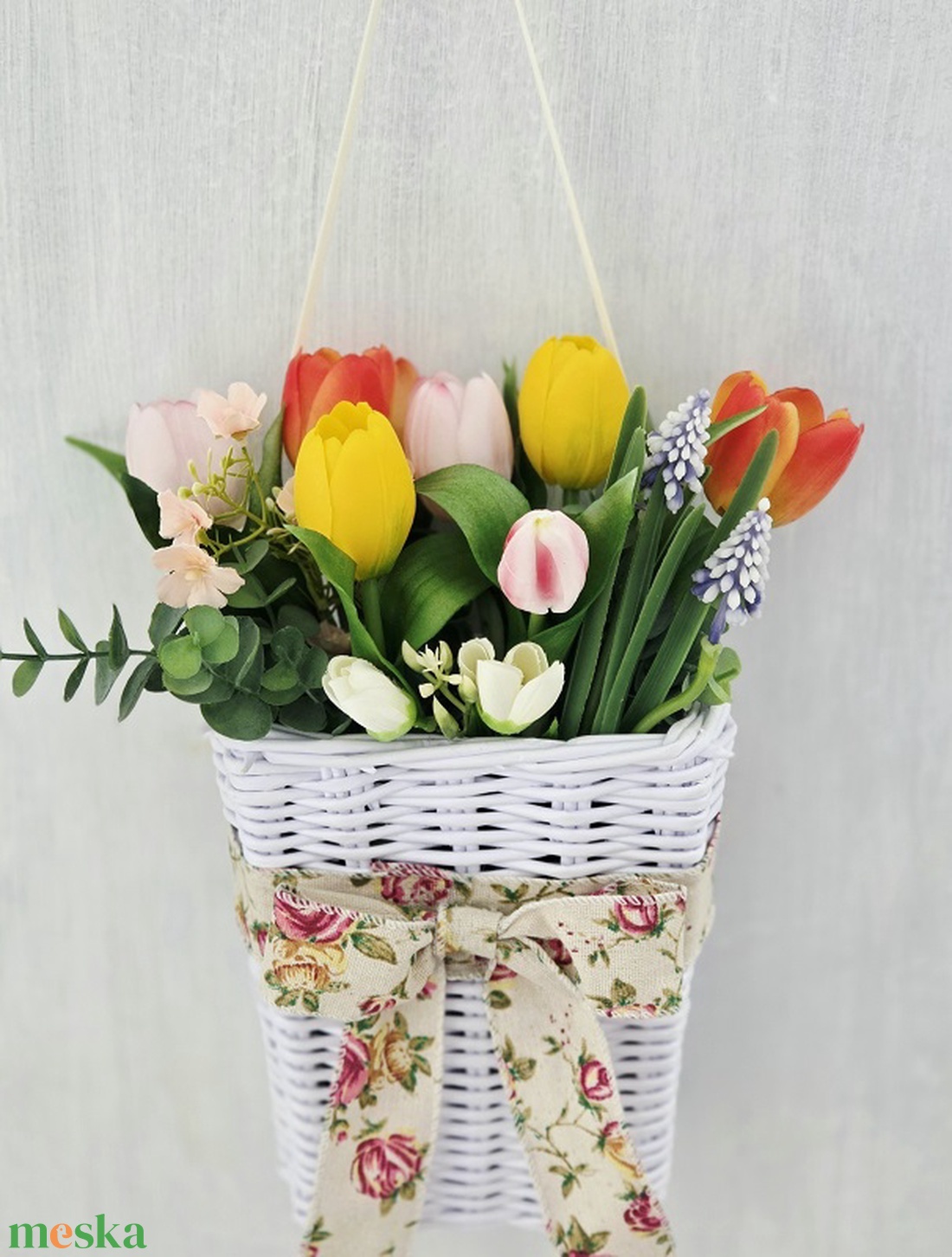 Fehér kosaras színes tavaszi ajtódísz  - otthon & életmód - dekoráció - ajtó- és ablak dekoráció - ajtódísz & kopogtató - Meska.hu