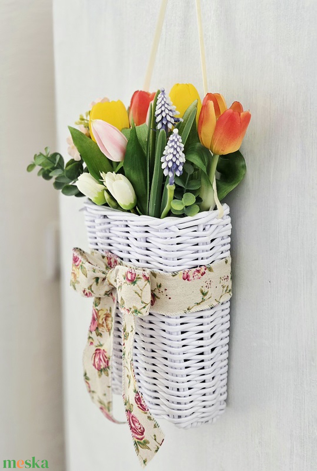 Fehér kosaras színes tavaszi ajtódísz  - otthon & életmód - dekoráció - ajtó- és ablak dekoráció - ajtódísz & kopogtató - Meska.hu