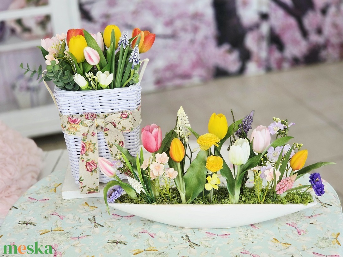 Fehér kosaras színes tavaszi ajtódísz  - otthon & életmód - dekoráció - ajtó- és ablak dekoráció - ajtódísz & kopogtató - Meska.hu