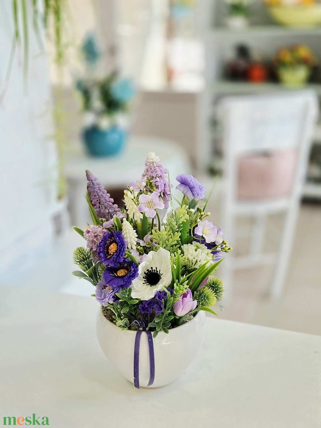 Fehér kaspós lila tavaszi asztaldísz  - otthon & életmód - dekoráció - asztal és polc dekoráció - asztaldísz - Meska.hu