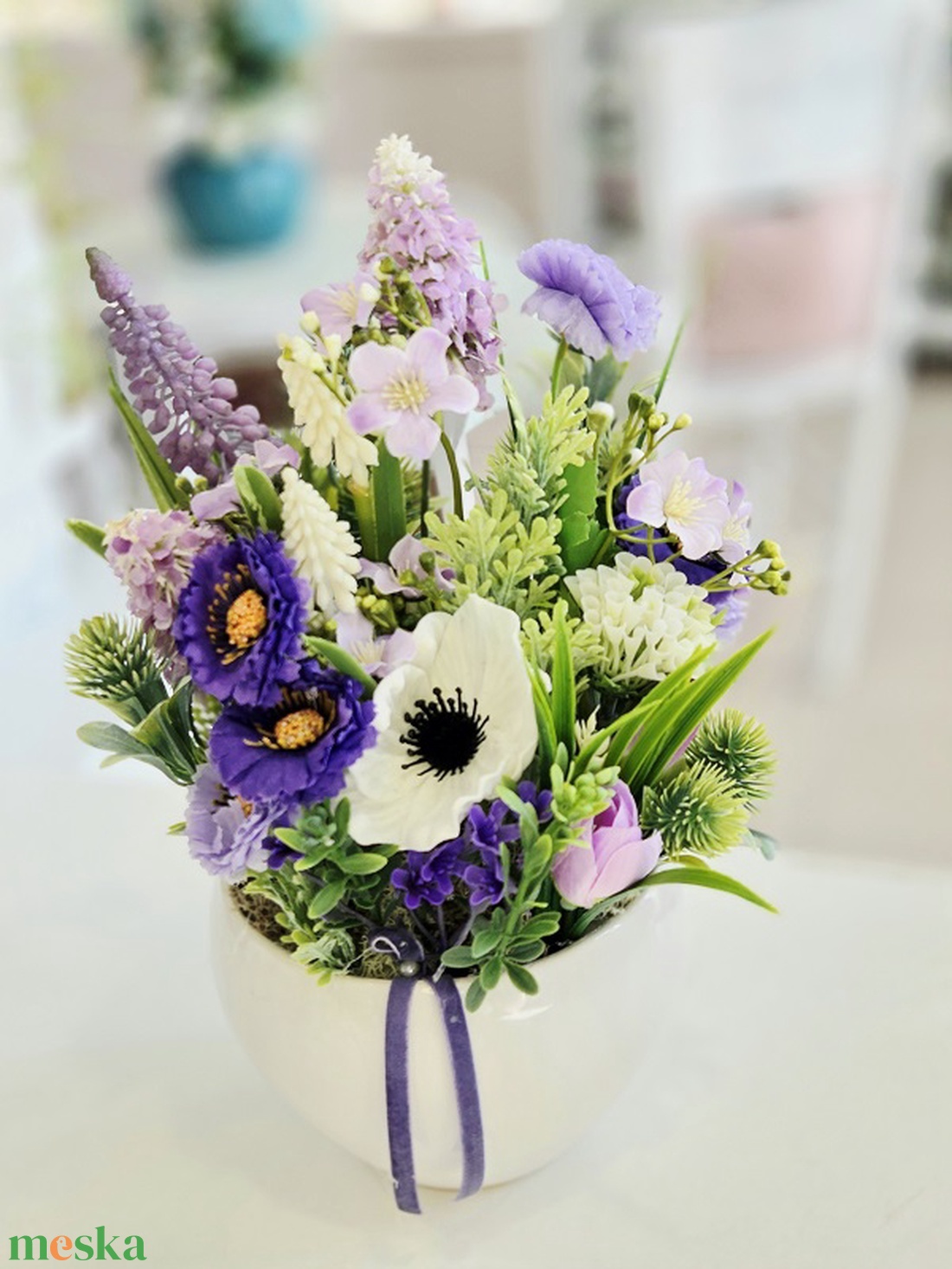 Fehér kaspós lila tavaszi asztaldísz  - otthon & életmód - dekoráció - asztal és polc dekoráció - asztaldísz - Meska.hu