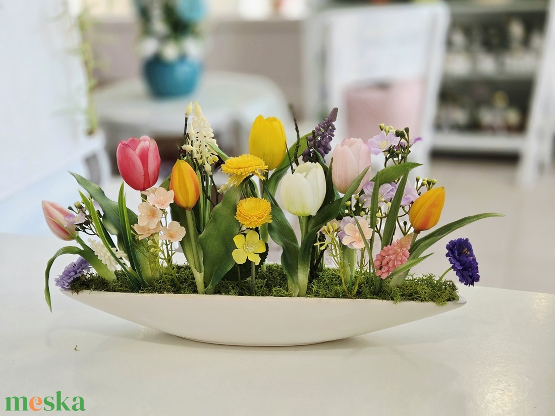 Fehér kerámia csónakos színes tavaszi asztaldísz - otthon & életmód - dekoráció - asztal és polc dekoráció - asztaldísz - Meska.hu