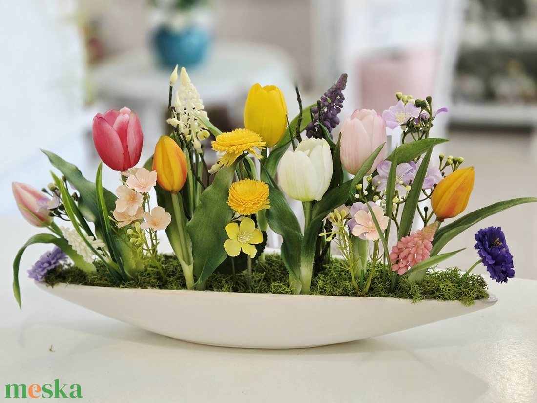 Fehér kerámia csónakos színes tavaszi asztaldísz - otthon & életmód - dekoráció - asztal és polc dekoráció - asztaldísz - Meska.hu