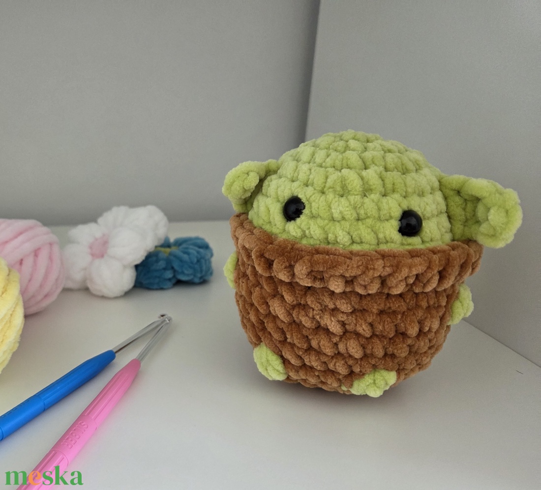 Grogu / Yoda ihlette mini plüss - zsenília fonalból - játék & sport - plüssállat & játékfigura - más figura - Meska.hu