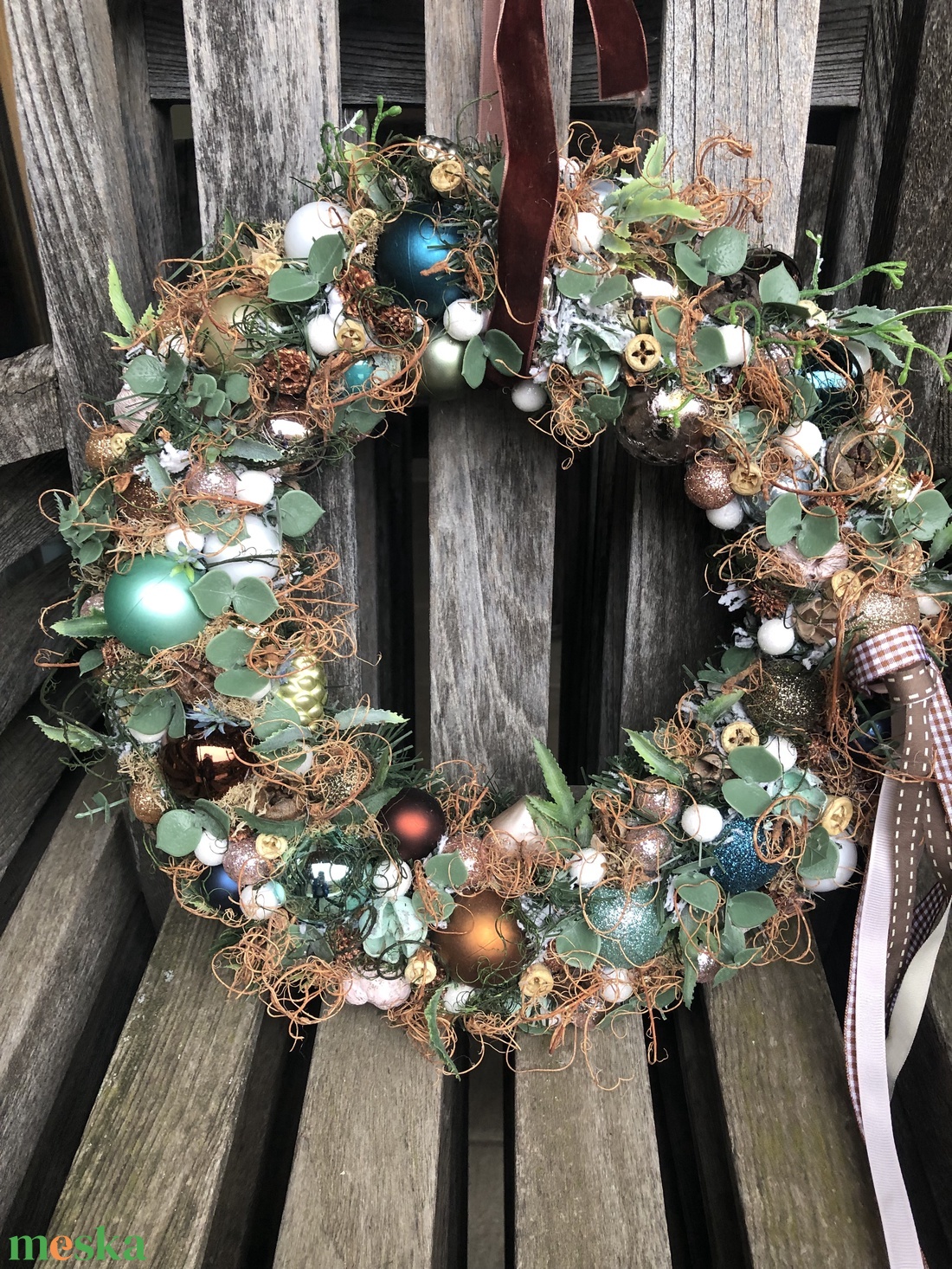 Karácsonyi ajtódísz gömbökkel - karácsony - karácsonyi lakásdekoráció - karácsonyi ajtódíszek - Meska.hu