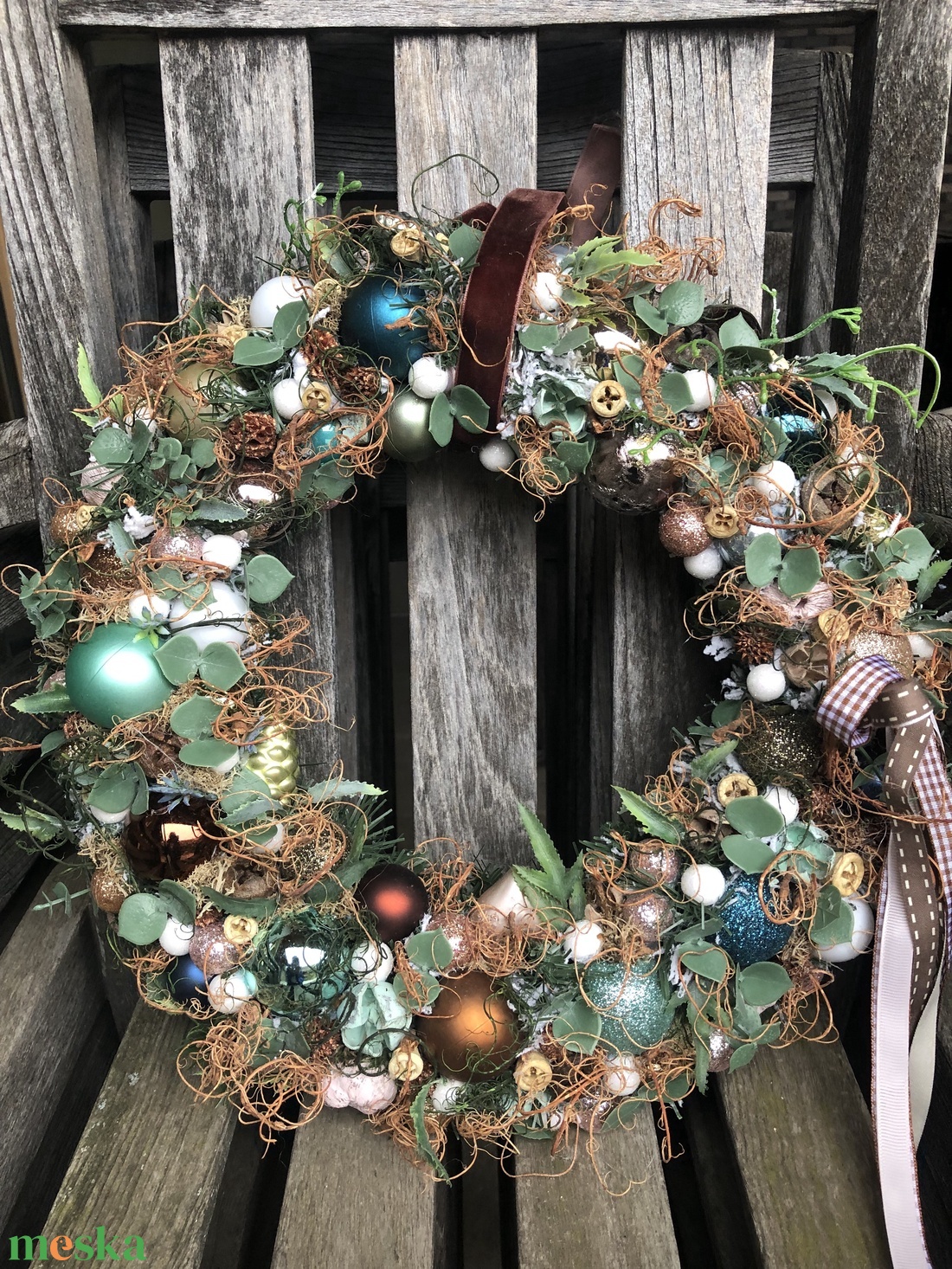 Karácsonyi ajtódísz gömbökkel - karácsony - karácsonyi lakásdekoráció - karácsonyi ajtódíszek - Meska.hu