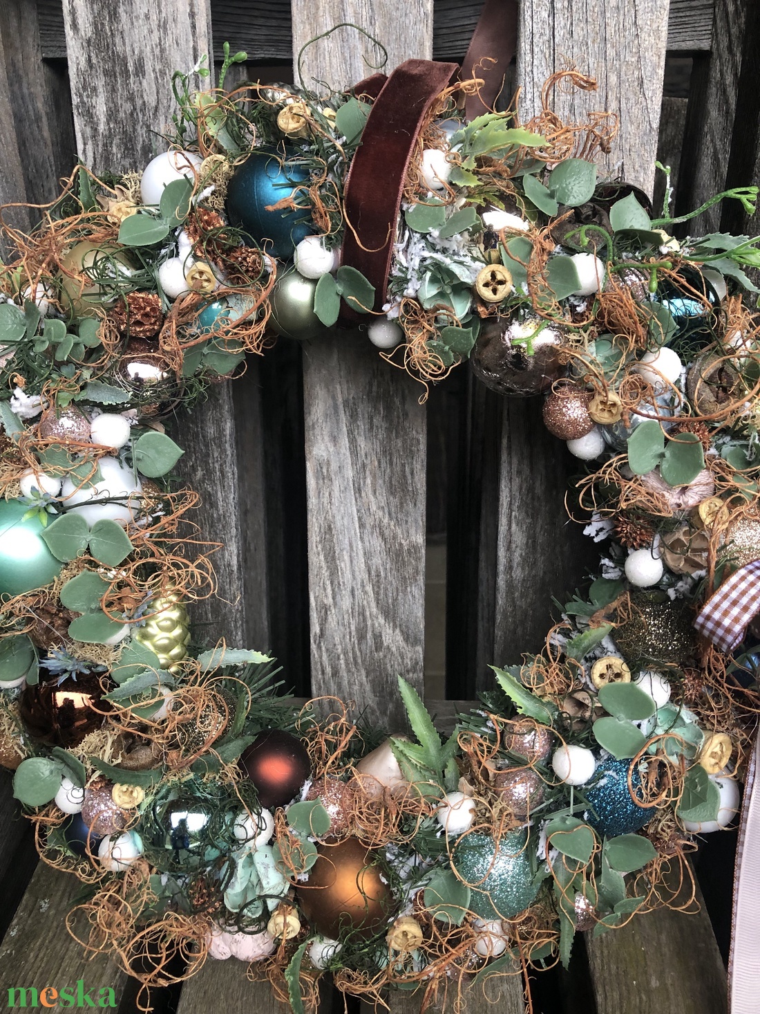 Karácsonyi ajtódísz gömbökkel - karácsony - karácsonyi lakásdekoráció - karácsonyi ajtódíszek - Meska.hu