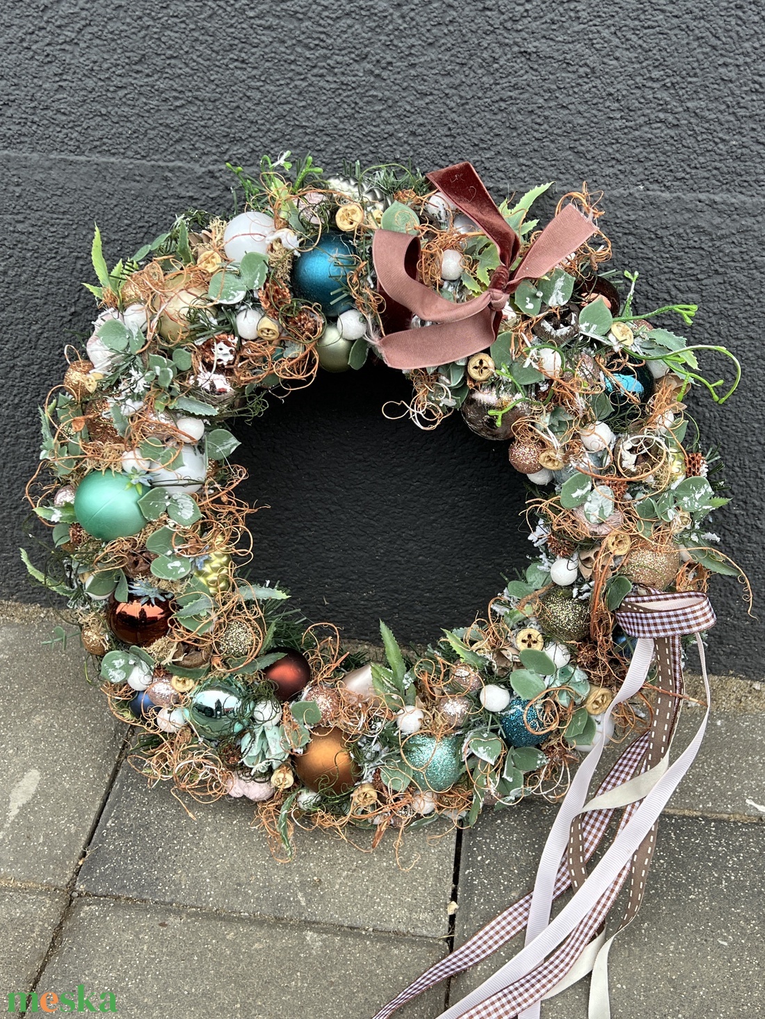 Karácsonyi ajtódísz gömbökkel - karácsony - karácsonyi lakásdekoráció - karácsonyi ajtódíszek - Meska.hu