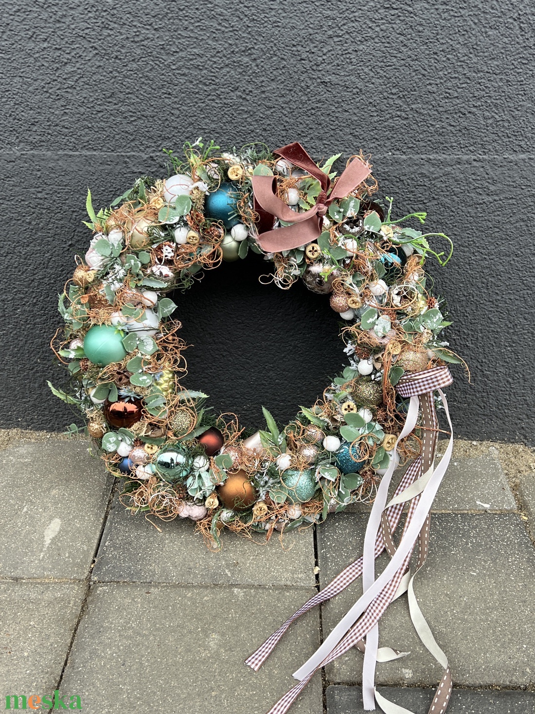 Karácsonyi ajtódísz gömbökkel - karácsony - karácsonyi lakásdekoráció - karácsonyi ajtódíszek - Meska.hu