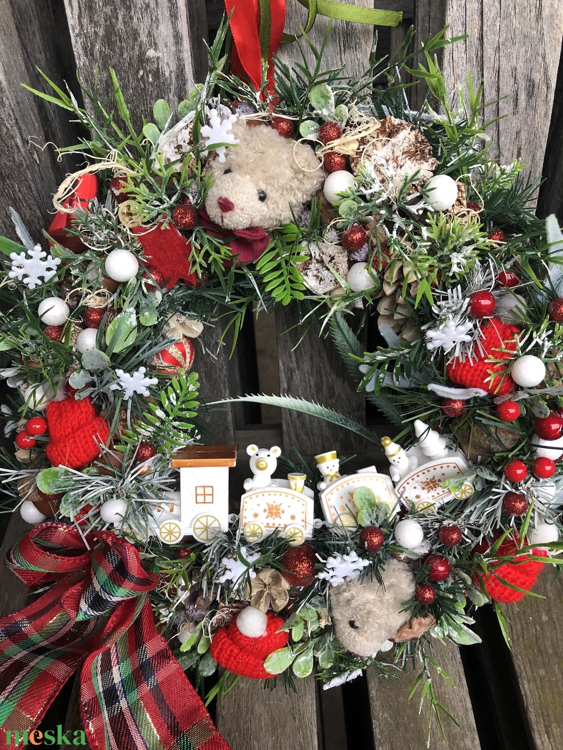 Karácsonyi ajtókopogtató macikkal, vonattal, sapikkal - karácsony - karácsonyi lakásdekoráció - karácsonyi ajtódíszek - Meska.hu