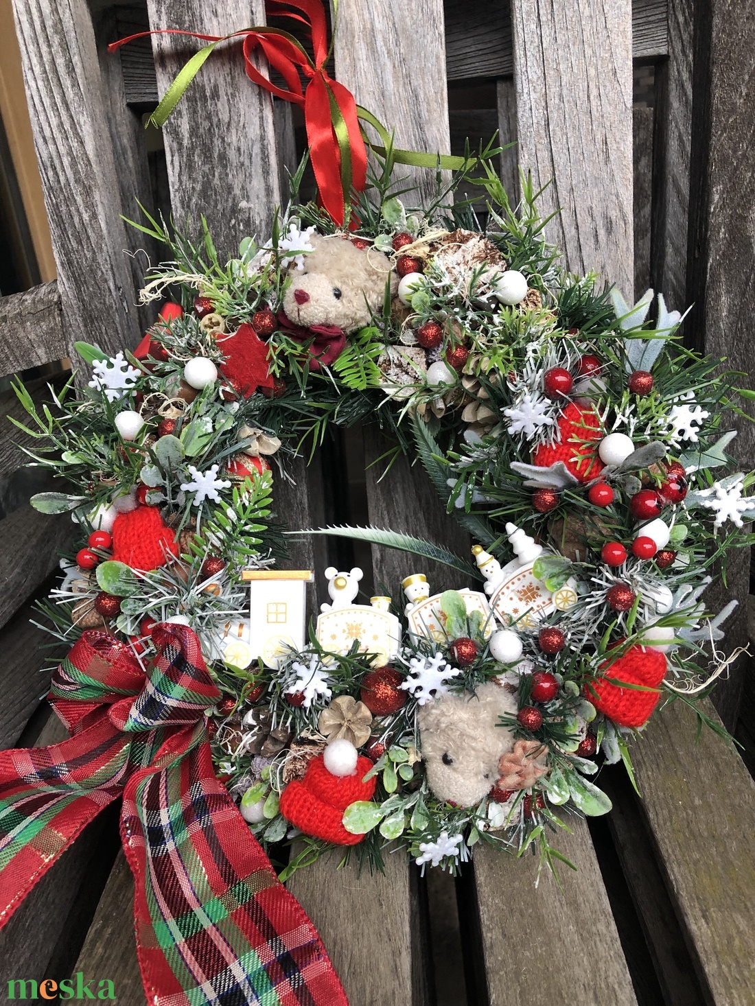 Karácsonyi ajtókopogtató macikkal, vonattal, sapikkal - karácsony - karácsonyi lakásdekoráció - karácsonyi ajtódíszek - Meska.hu