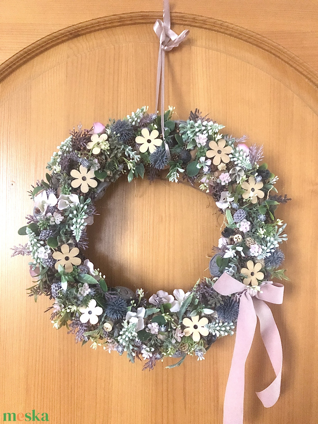 Kedves ajtódísz favirágokkal - otthon & életmód - dekoráció - ajtó- és ablak dekoráció - ajtódísz & kopogtató - Meska.hu