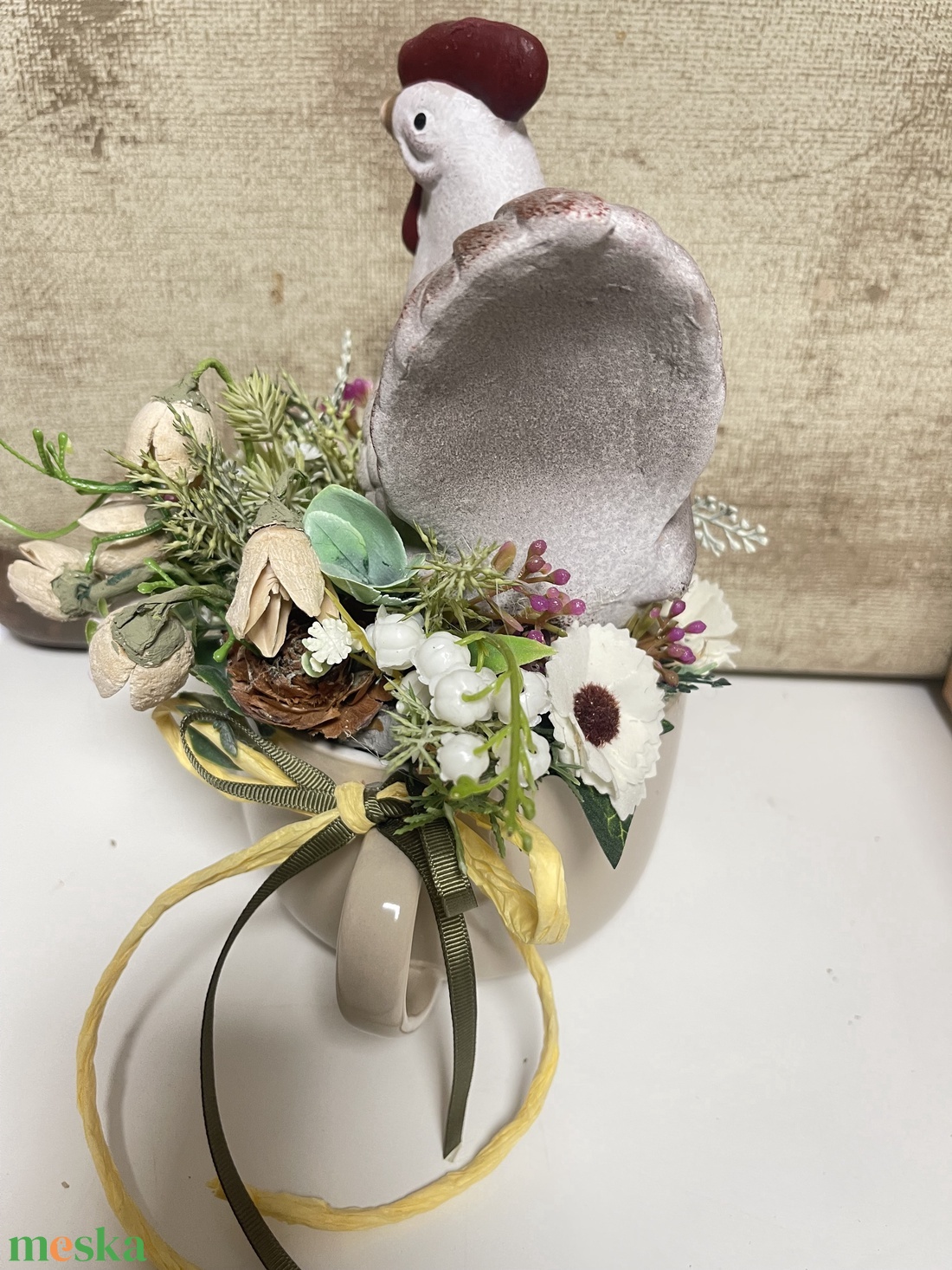 Asztaldísz tyúkanyó bögrében - otthon & életmód - dekoráció - asztal és polc dekoráció - asztaldísz - Meska.hu