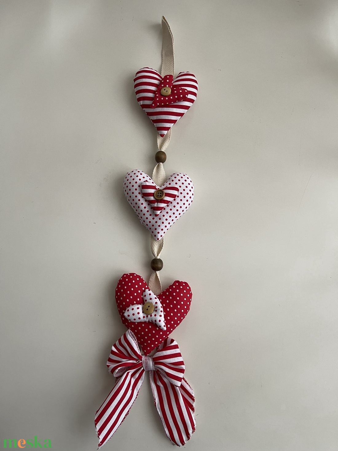 Lakásdekorációk textil szivecskékből - otthon & életmód - dekoráció - ajtó- és ablak dekoráció - ajtódísz & kopogtató - Meska.hu