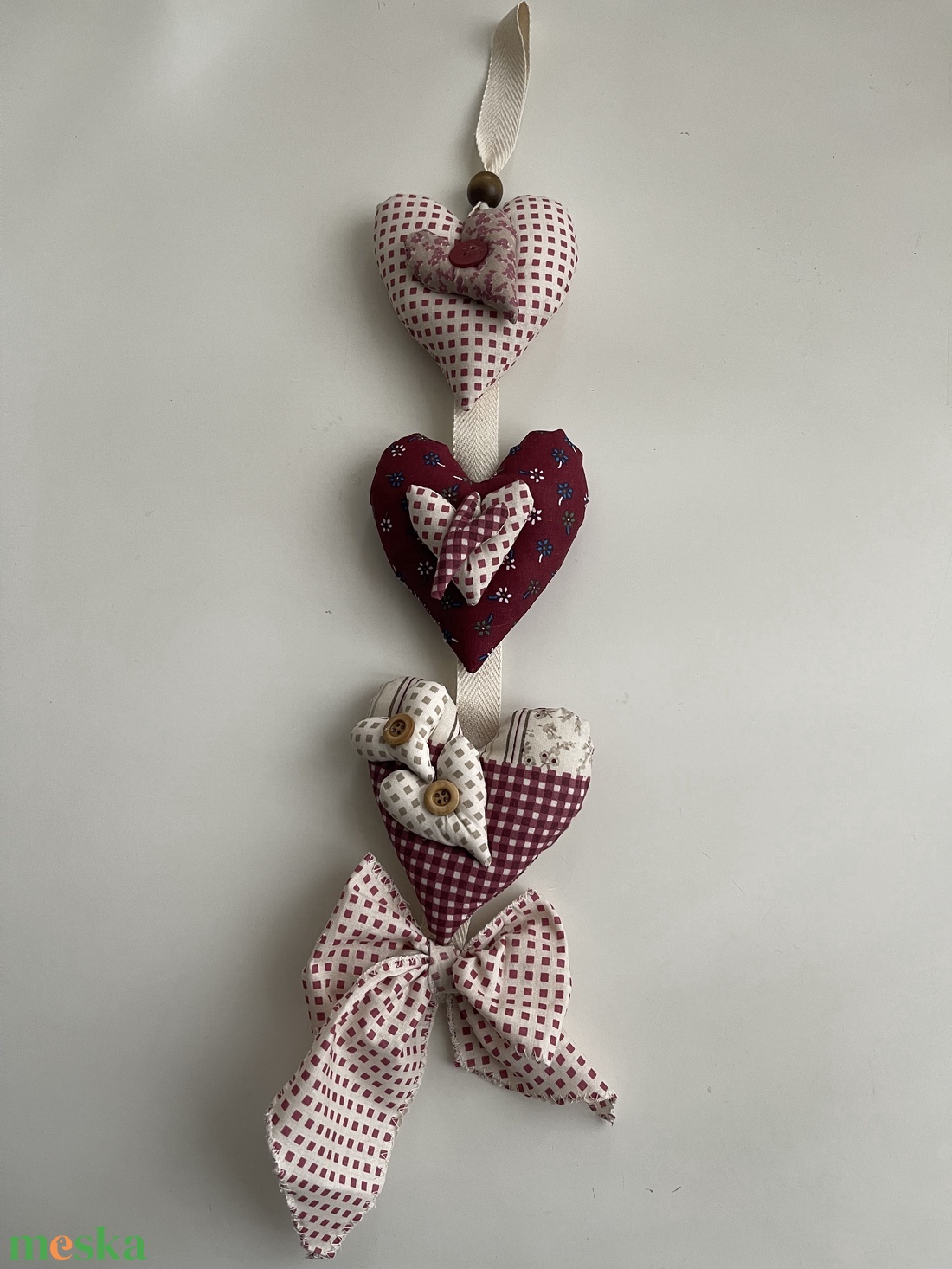 Lakásdekorációk textil szivecskékből - otthon & életmód - dekoráció - ajtó- és ablak dekoráció - ajtódísz & kopogtató - Meska.hu