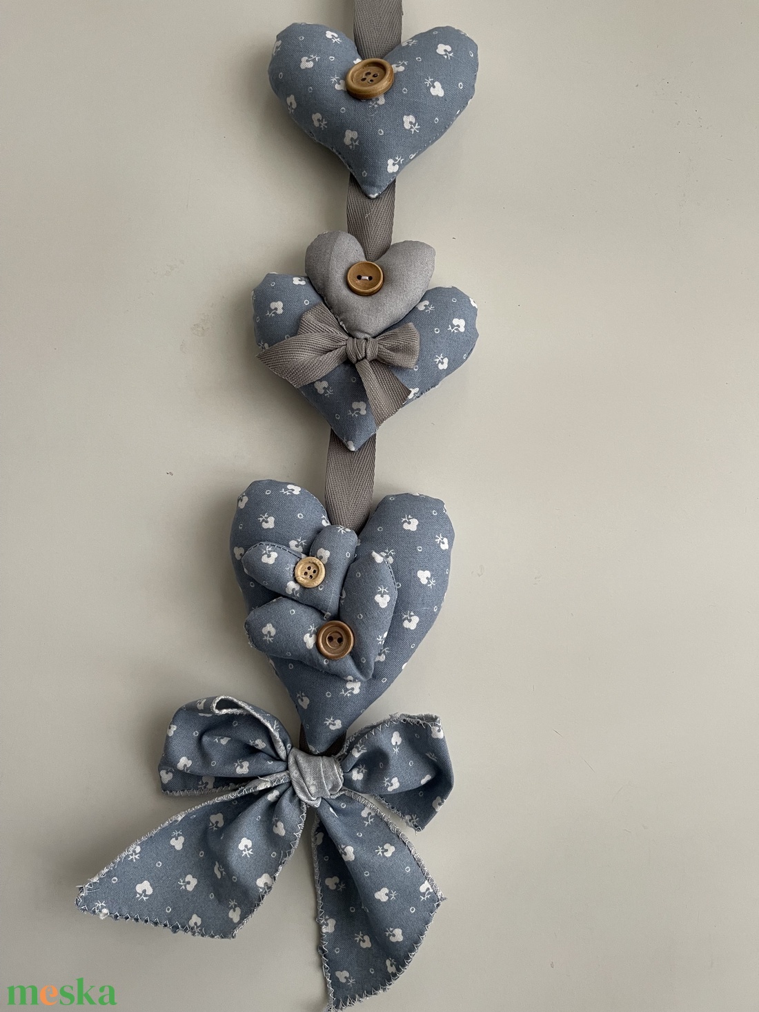 Lakásdekorációk textil szivecskékből - otthon & életmód - dekoráció - ajtó- és ablak dekoráció - ajtódísz & kopogtató - Meska.hu