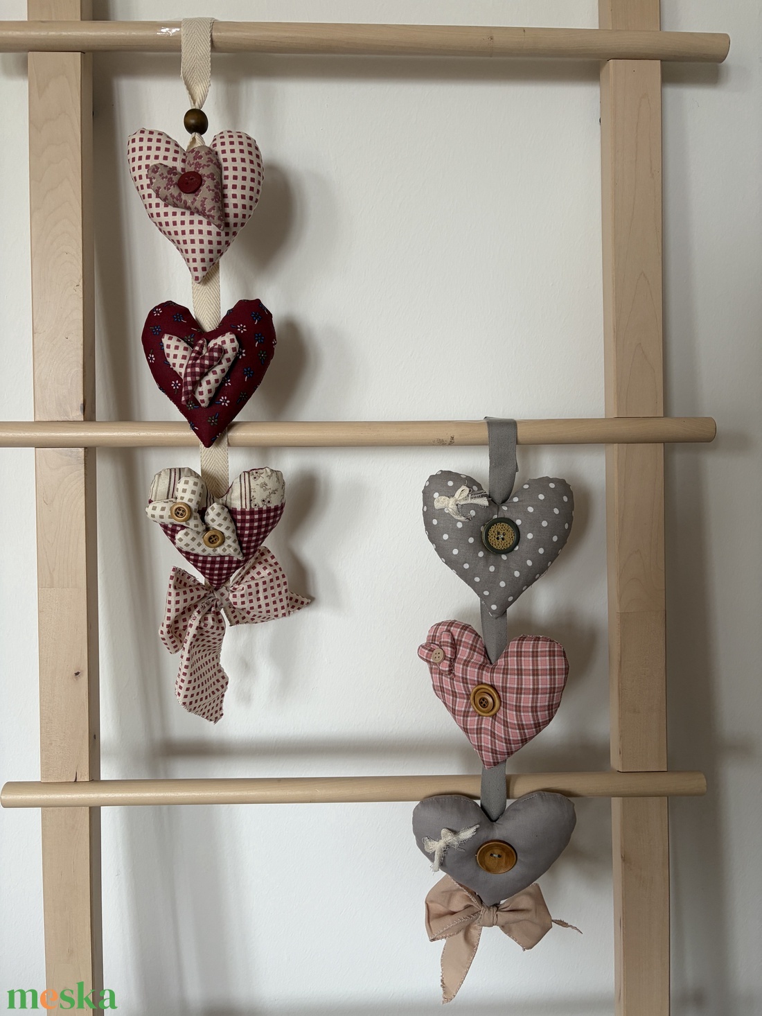 Lakásdekorációk textil szivecskékből - otthon & életmód - dekoráció - ajtó- és ablak dekoráció - ajtódísz & kopogtató - Meska.hu
