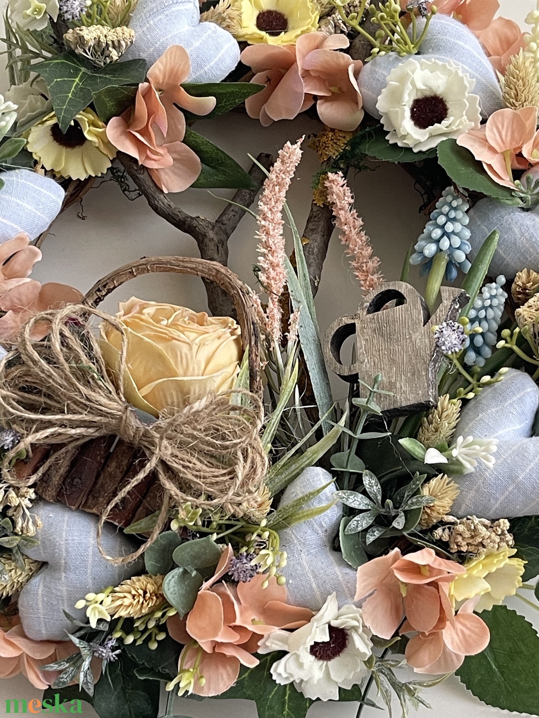 Ajtódísz kosárkával szivecskékkel tavasz-nyár - otthon & életmód - dekoráció - ajtó- és ablak dekoráció - ajtódísz & kopogtató - Meska.hu