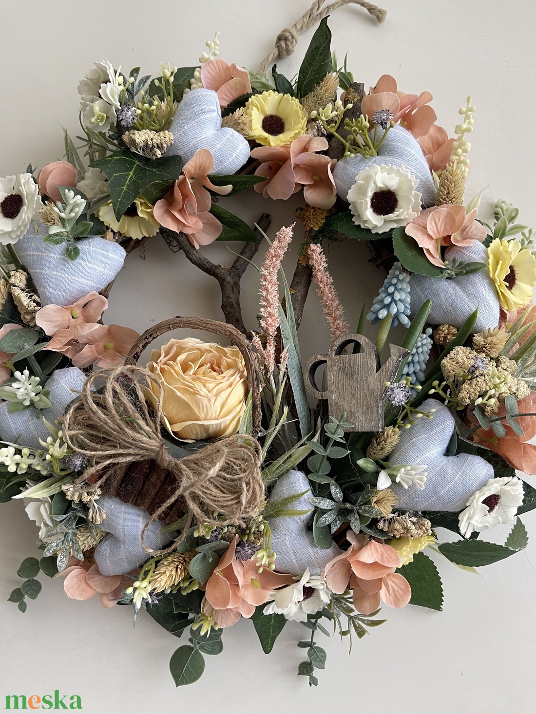 Ajtódísz kosárkával szivecskékkel tavasz-nyár - otthon & életmód - dekoráció - ajtó- és ablak dekoráció - ajtódísz & kopogtató - Meska.hu