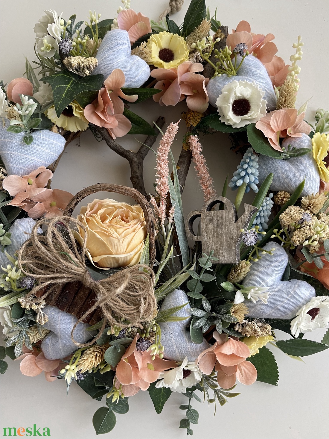 Ajtódísz kosárkával szivecskékkel tavasz-nyár - otthon & életmód - dekoráció - ajtó- és ablak dekoráció - ajtódísz & kopogtató - Meska.hu