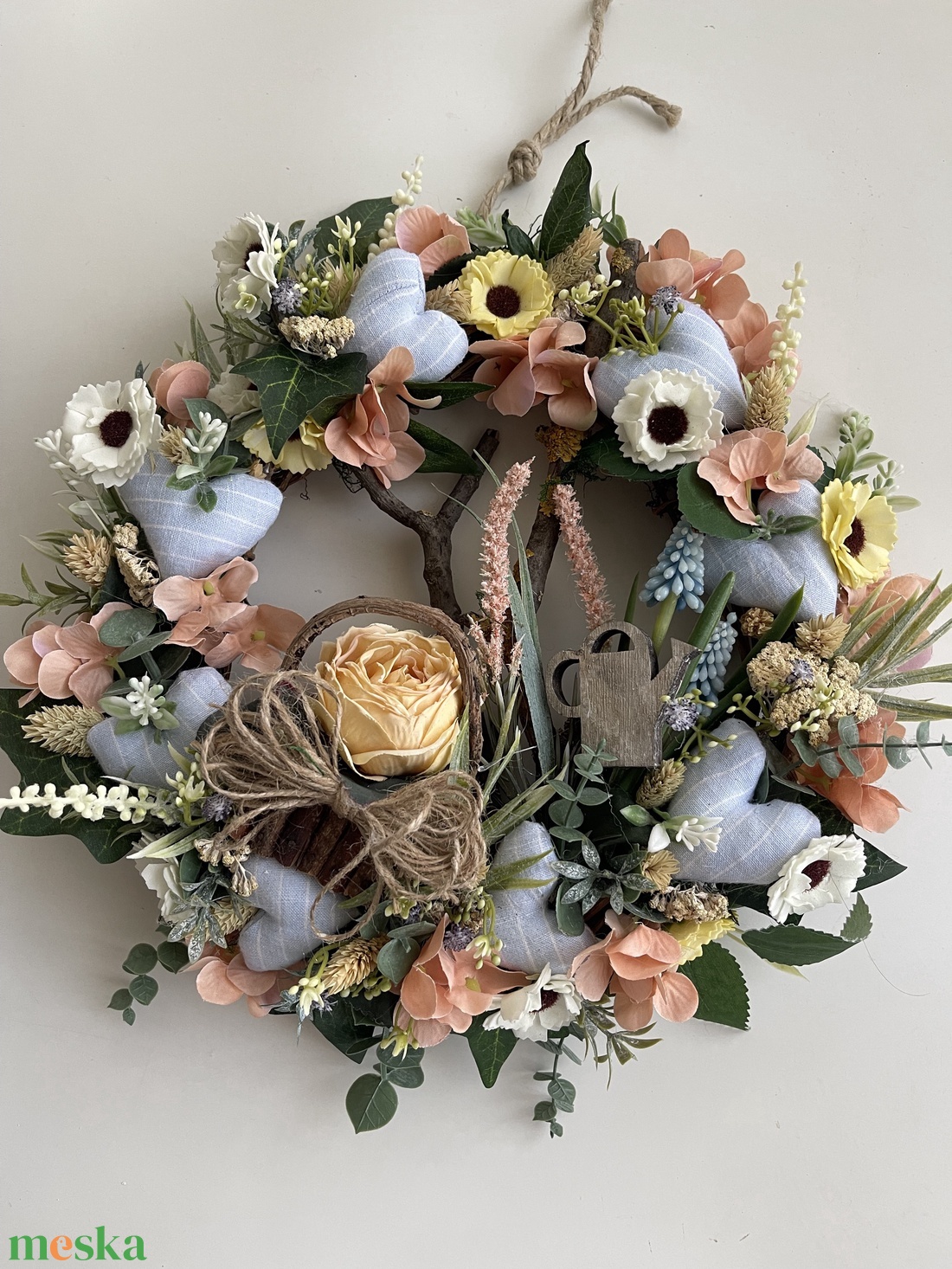 Ajtódísz kosárkával szivecskékkel tavasz-nyár - otthon & életmód - dekoráció - ajtó- és ablak dekoráció - ajtódísz & kopogtató - Meska.hu